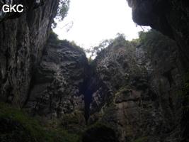 Le puits d'entrée de 155 mètres du gouffre de Xiaokengyan 消坑岩 .(Banzhu, Zheng'an 正安, Zunyi, Guizhou)