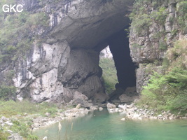 Le porche aval de la grotte-tunnel de Qilongdong 骑龙洞,  (Xiantang 羡塘镇, Huishui 惠水, Guizhou 贵州省, Qiannan 黔南, Chine 中国).