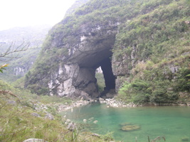 Le porche aval de la grotte-tunnel de Qilongdong 骑龙洞,  (Xiantang 羡塘镇, Huishui 惠水, Guizhou 贵州省, Qiannan 黔南, Chine 中国).