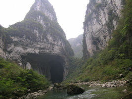 Le porche amont de la grotte-tunnel de Qilongdong 骑龙洞, (Xiantang 羡塘镇, Huishui 惠水, Guizhou 贵州省, Qiannan 黔南, Chine 中国).