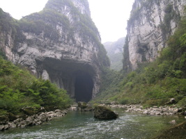 Le porche amont de la grotte-tunnel de Qilongdong 骑龙洞, (Xiantang 羡塘镇, Huishui 惠水, Guizhou 贵州省, Qiannan 黔南, Chine 中国).