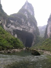 Le porche amont de la grotte-tunnel de Qilongdong 骑龙洞, (Xiantang 羡塘镇, Huishui 惠水, Guizhou 贵州省, Qiannan 黔南, Chine 中国).