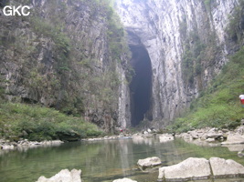 Le porche de la résurgence de Yanzidong 燕子洞 fait 150 m de hauteur et la galerie qui la prolonge, visiblement alignée sur une faille, mesure 130 m de haut pour une largeur de 50 m. (Xiantang 羡塘镇, Huishui 惠水, Guizhou 贵州省, Qiannan 黔南, Chine 中国).