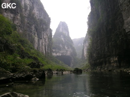 Le porche amont de la grotte-tunnel de Qilongdong 骑龙洞, vu de la résurgence de Yanzidong 燕子洞 (Xiantang 羡塘镇, Huishui 惠水, Guizhou 贵州省, Qiannan 黔南, Chine 中国).