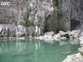 La rivière Bailanghe résurge à la grotte de de Yanzidong 燕子洞. (Xiantang 羡塘镇, Huishui 惠水, Guizhou 贵州省, Qiannan 黔南, Chine 中国).