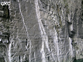 Miroir de faille en rive droite, Grotte résurgence de Yanzidong 燕子洞 (Xiantang 羡塘镇, Huishui 惠水, Guizhou 贵州省, Qiannan 黔南, Chine 中国).