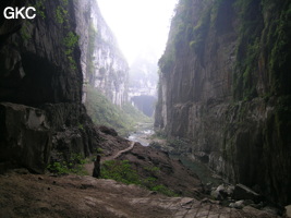 Le porche amont de la grotte-tunnel de Qilongdong 骑龙洞 vu depuis la Grotte résurgence de Yanzidong 燕子洞 (Xiantang 羡塘镇, Huishui 惠水, Guizhou 贵州省, Qiannan 黔南, Chine 中国).