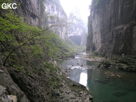 Le porche amont de la grotte-tunnel de Qilongdong 骑龙洞 vu depuis la Grotte résurgence de Yanzidong 燕子洞 (Xiantang 羡塘镇, Huishui 惠水, Guizhou 贵州省, Qiannan 黔南, Chine 中国).