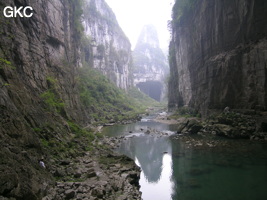 Le porche amont de la grotte-tunnel de Qilongdong 骑龙洞 vu depuis la Grotte résurgence de Yanzidong 燕子洞 (Xiantang 羡塘镇, Huishui 惠水, Guizhou 贵州省, Qiannan 黔南, Chine 中国).