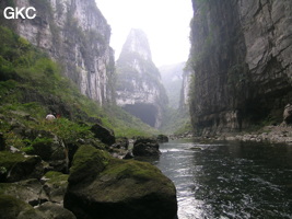 Le porche amont de la grotte-tunnel de Qilongdong 骑龙洞 vu depuis la Grotte résurgence de Yanzidong 燕子洞 (Xiantang 羡塘镇, Huishui 惠水, Guizhou 贵州省, Qiannan 黔南, Chine 中国).