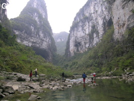 Le porche amont de Qilongdong 骑龙洞 (Xiantang 羡塘镇, Huishui 惠水, Guizhou 贵州省, Qiannan 黔南, Chine 中国).