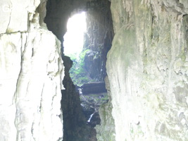 La grotte tunnel fossile de Fuxidong  伏屣洞 (Xiantang 羡塘镇, Huishui 惠水, Guizhou 贵州省, Qiannan 黔南, Chine 中国).