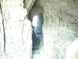 La grotte tunnel fossile de Fuxidong  伏屣洞 (Xiantang 羡塘镇, Huishui 惠水, Guizhou 贵州省, Qiannan 黔南, Chine 中国).