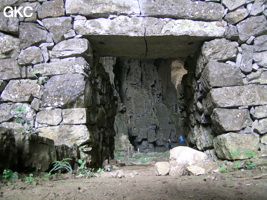 Un puissant mur de fortification barre la galerie de la grotte tunnel fossile de Fuxidong  伏屣洞 (Xiantang 羡塘镇, Huishui 惠水, Guizhou 贵州省, Qiannan 黔南, Chine 中国).