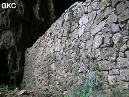 Un puissant mur de fortification barre la galerie de la grotte tunnel de Fuxidong  伏屣洞 (Xiantang 羡塘镇, Huishui 惠水, Guizhou 贵州省, Qiannan 黔南, Chine 中国).