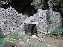 Un puissant mur de fortification barre la galerie de la grotte tunnel de Fuxidong  伏屣洞 (Xiantang 羡塘镇, Huishui 惠水, Guizhou 贵州省, Qiannan 黔南, Chine 中国).