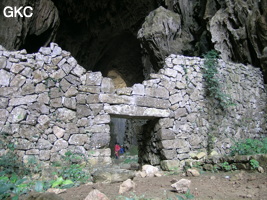 Un puissant mur de fortification barre la galerie de la grotte tunnel de Fuxidong  伏屣洞 (Xiantang, Huishui 惠水, Qiannan, Guizhou)