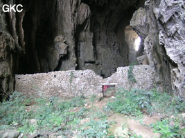 Un puissant mur de fortification barre la galerie de la grotte tunnel de Fuxidong  伏屣洞 (Xiantang, Huishui 惠水, Qiannan, Guizhou)