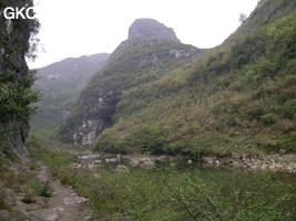 Le porche aval de la grotte-tunnel de Qilongdong 骑龙洞,  (Xiantang 羡塘镇, Huishui 惠水, Guizhou 贵州省, Qiannan 黔南, Chine 中国).