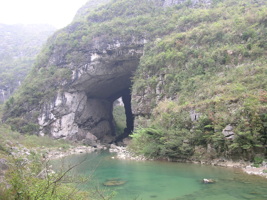 Le porche aval de la grotte-tunnel de Qilongdong 骑龙洞,  (Xiantang 羡塘镇, Huishui 惠水, Guizhou 贵州省, Qiannan 黔南, Chine 中国).