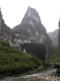 Le porche aval de la grotte-tunnel de Qilongdong 骑龙洞,  (Xiantang 羡塘镇, Huishui 惠水, Guizhou 贵州省, Qiannan 黔南, Chine 中国).