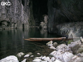 Barque en bambou dans le porche de la résurgence de Yanzidong 燕子洞. (Xiantang 羡塘镇, Huishui 惠水, Guizhou 贵州省, Qiannan 黔南, Chine 中国).