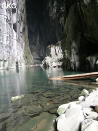 Barque en bambou dans le porche de la résurgence de Yanzidong 燕子洞. (Xiantang 羡塘镇, Huishui 惠水, Guizhou 贵州省, Qiannan 黔南, Chine 中国).