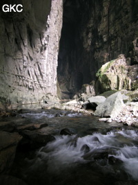 Petit seuil dans la rivière souterraine de la résurgence de Yanzi Dong 燕子洞 . (Xiantang, Huishui 惠水, Qiannan, Guizhou)