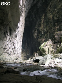 Petit seuil dans la rivière souterraine de la résurgence de Yanzi Dong 燕子洞 . (Xiantang, Huishui 惠水, Qiannan, Guizhou)