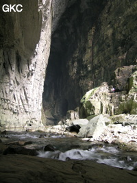 Petit seuil dans la rivière souterraine de la résurgence de Yanzi Dong 燕子洞 . (Xiantang, Huishui 惠水, Qiannan, Guizhou)