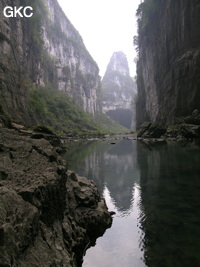 Le porche amont de la grotte-tunnel de Qilongdong 骑龙洞, vu de la résurgence de Yanzidong 燕子洞 (Xiantang 羡塘镇, Huishui 惠水, Guizhou 贵州省, Qiannan 黔南, Chine 中国).