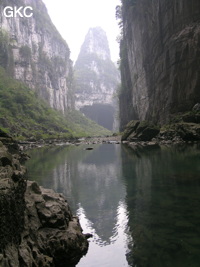 Le porche amont de la grotte-tunnel de Qilongdong 骑龙洞, vu de la résurgence de Yanzidong 燕子洞 (Xiantang 羡塘镇, Huishui 惠水, Guizhou 贵州省, Qiannan 黔南, Chine 中国).