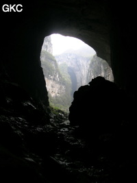 Au fond le porche de la grotte Yanzidong 燕子洞 vu depuis la grotte-tunnel de Qilongdong 骑龙洞 (Xiantang 羡塘镇, Huishui 惠水, Guizhou 贵州省, Qiannan 黔南, Chine 中国).