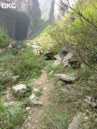 Le porche amont de la grotte-tunnel de Qilongdong 骑龙洞 (Xiantang 羡塘镇, Huishui 惠水, Guizhou 贵州省, Qiannan 黔南, Chine 中国).