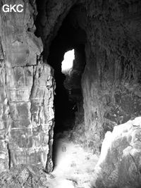 La grotte tunnel fossile de Fuxidong  伏屣洞 (Xiantang 羡塘镇, Huishui 惠水, Guizhou 贵州省, Qiannan 黔南, Chine 中国).