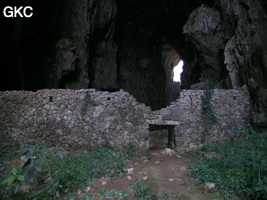 Un puissant mur de fortification barre la galerie de la grotte tunnel de Fuxidong  伏屣洞 (Xiantang 羡塘镇, Huishui 惠水, Guizhou 贵州省, Qiannan 黔南, Chine 中国).