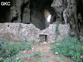 Un puissant mur de fortification barre la galerie de la grotte tunnel de Fuxidong  伏屣洞 (Xiantang 羡塘镇, Huishui 惠水, Guizhou 贵州省, Qiannan 黔南, Chine 中国).