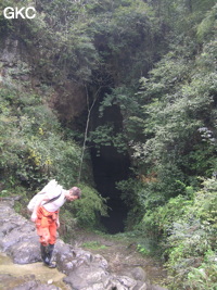 L'entrée de Laoyingdong 老鹰洞 est un puits-perte typique de montagne qui se trouve au bout d'une courte vallée aveugle dans le lit du torrent (Suiyang 绥阳, Zunyi 遵义市, Guizhou 贵州省, Chine 中国).