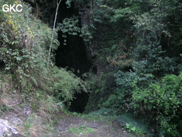 L'entrée de Laoyingdong - 老鹰洞 est un puits-perte typique de montagne qui se trouve au bout d'une courte vallée aveugle dans le lit du torrent. (Suiyang 绥阳, Zunyi 遵义市, Guizhou 贵州省)