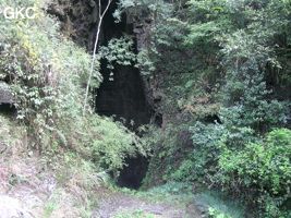 L'entrée de Laoyingdong - 老鹰洞 est un puits-perte typique de montagne qui se trouve au bout d'une courte vallée aveugle dans le lit du torrent. (Suiyang 绥阳, Zunyi 遵义市, Guizhou 贵州省)