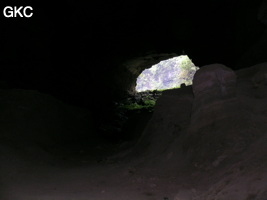 A contre-jour le porche d'entrée de la Grotte de Shanwangdong 山王洞 - réseau de Shuanghedongqun 双河洞 - (Suiyang 绥阳, Zunyi Shi 遵义市, Guizhou 贵州省, Chine 中国, Chine 中国)