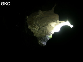 A contre-jour le porche d'entrée de la Grotte de Shanwangdong 山王洞 - réseau de Shuanghedongqun 双河洞 - (Suiyang 绥阳, Zunyi Shi 遵义市, Guizhou 贵州省, Chine 中国)