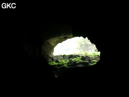 A contre-jour le porche d'entrée de la Grotte de Shanwangdong 山王洞 - réseau de Shuanghedongqun 双河洞 - (Suiyang 绥阳, Zunyi Shi 遵义市, Guizhou 贵州省, Chine 中国)