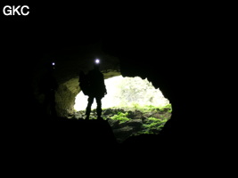 A contre-jour le porche d'entrée de la Grotte de Shanwangdong 山王洞 - réseau de Shuanghedongqun 双河洞 - (Suiyang 绥阳, Zunyi Shi 遵义市, Guizhou 贵州省, Chine 中国)