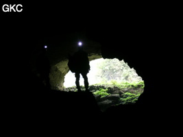 A contre-jour le porche d'entrée de la Grotte de Shanwangdong 山王洞 - réseau de Shuanghedongqun 双河洞 - (Suiyang 绥阳, Zunyi Shi 遵义市, Guizhou 贵州省, Chine 中国)