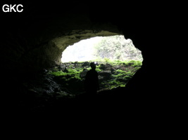 A contre-jour le porche d'entrée de la Grotte de Shanwangdong 山王洞 - réseau de Shuanghedongqun 双河洞 - (Suiyang 绥阳, Zunyi Shi 遵义市, Guizhou 贵州省, Chine 中国)