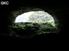 A contre-jour le porche d'entrée de la Grotte de Shanwangdong 山王洞 - réseau de Shuanghedongqun 双河洞 - (Suiyang 绥阳, Zunyi Shi 遵义市, Guizhou 贵州省, Chine 中国)