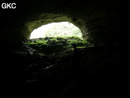 A contre-jour le porche d'entrée de la Grotte de Shanwangdong 山王洞 - réseau de Shuanghedongqun 双河洞 - (Suiyang 绥阳, Zunyi Shi 遵义市, Guizhou 贵州省, Chine 中国)