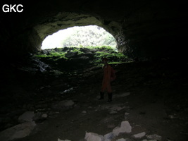 A contre-jour le porche d'entrée de la Grotte de Shanwangdong 山王洞 - réseau de Shuanghedongqun 双河洞 - (Suiyang 绥阳, Zunyi Shi 遵义市, Guizhou 贵州省, Chine 中国)