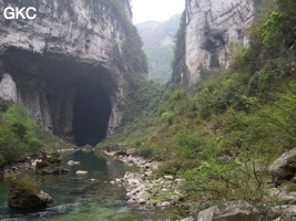 Le porche amont de la grotte-tunnel de Qilongdong 骑龙洞, (Xiantang 羡塘镇, Huishui 惠水, Guizhou 贵州省, Qiannan 黔南, Chine 中国).